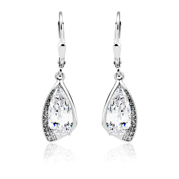 Wytworne srebrne kolczyki z dużym kamieniem