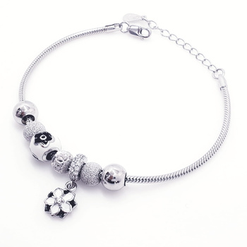 Srebrna bransoletka charms modułowa ze zdobionymi kulkami motywem gwiazdki i zawieszką kwiatek pr 0,925