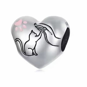 Srebrna zawieszka charms serce z wygrawerowanym kotkiem i dłonią do bransoletki modułowej pr.925